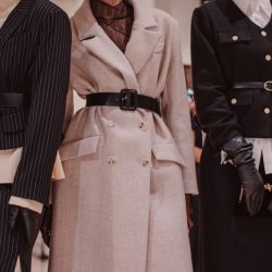 Pulovere de dama din diferite materiale pe manechine