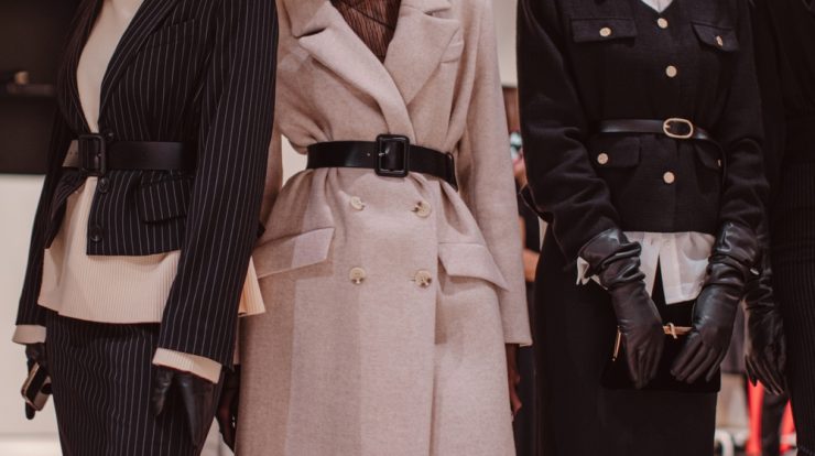 Pulovere de dama din diferite materiale pe manechine